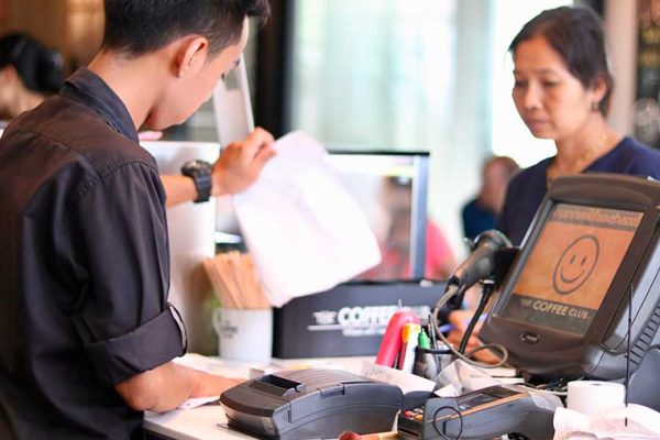 Dari Coffee Shop ke 'Third Office': Tempatnya Profesi Aneh 2025 Seperti AI Trainer & Virtual Landscaper Kerja Bareng