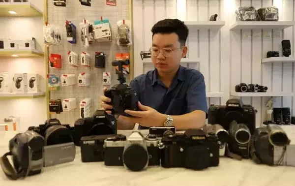 Analog Rebellion": Kenapa Gen Z 2026 Justru Koleksi Kaset, Kamera Film, dan Buku Fisik?