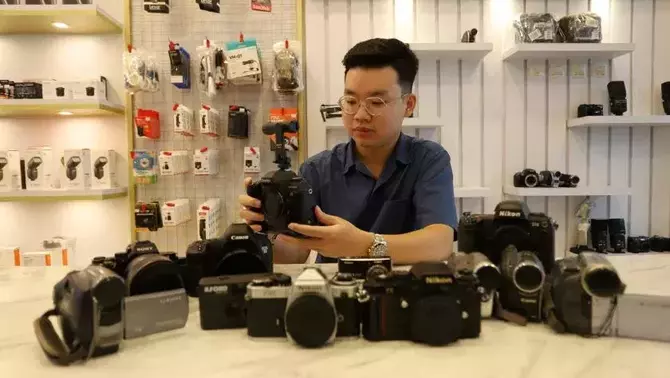 Analog Rebellion": Kenapa Gen Z 2026 Justru Koleksi Kaset, Kamera Film, dan Buku Fisik?