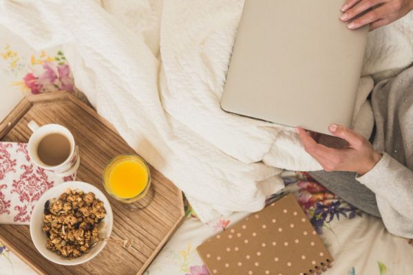 Bukan Malas, Ini Seni! Tren 'Rebahan Berkualitas' dan Slow Living yang Bikin Gen Z Betah di Rumah Juli 2026